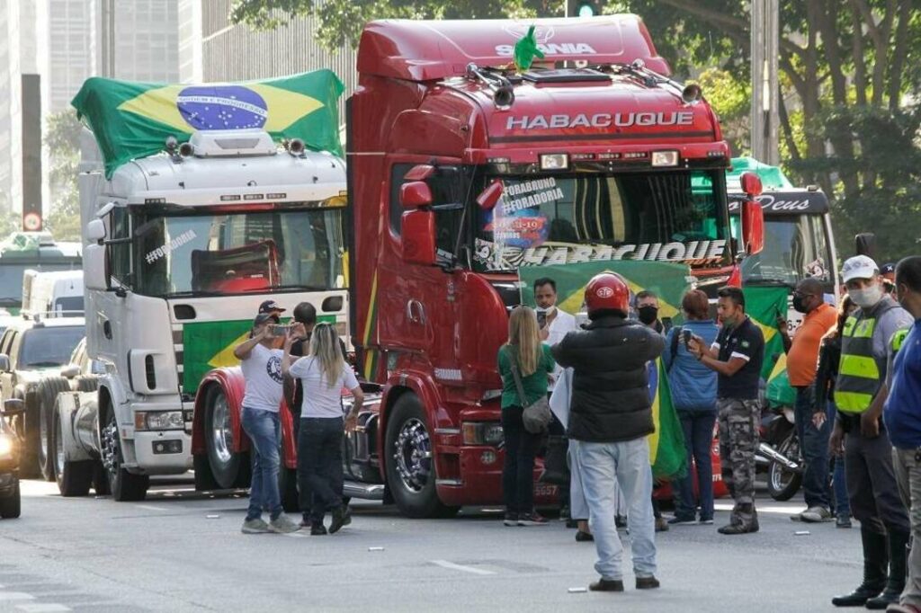 Militantes bolsonaristas tentam mudar foco da greve dos caminhoneiros