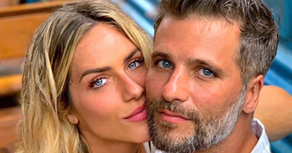 Giovanna Ewbank e Bruno Gagliasso comemoram a chegada de um novo bebê na família