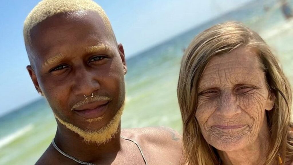 Idosa de 61 anos está noiva de jovem de 24 anos que garante que não está com a mulher apenas por dinheiro